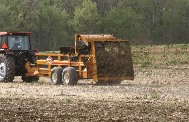 KUHN-KNIGHT launches a new vertical auger mixer feeder wagon range as well as a hydraulic push manure spreader on the North American market.