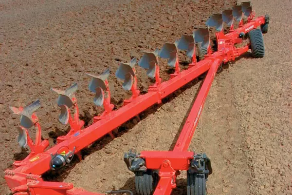 Challenger_OnLandPlowing.jpg