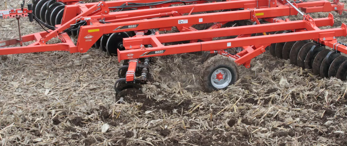 8220 Tandem Disc Harrow